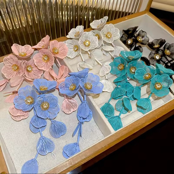 Kate Middleton Elegant Blue Floral Earrings - Picture 4 of 4